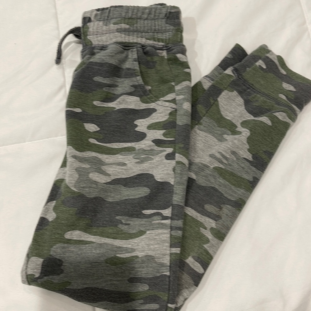 Camo girls jogger.